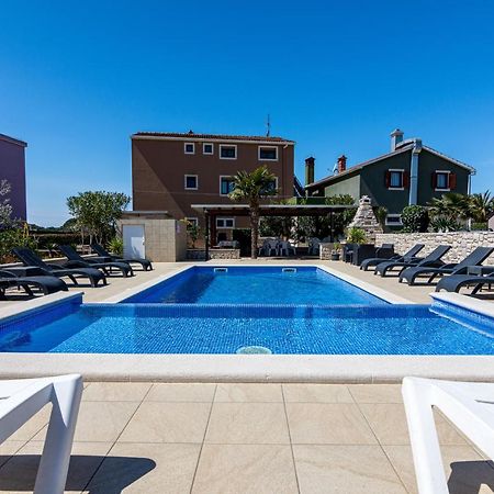 Family Friendly Apartments With A Swimming Pool Valbandon, Fazana - 2201 Štinjan Εξωτερικό φωτογραφία