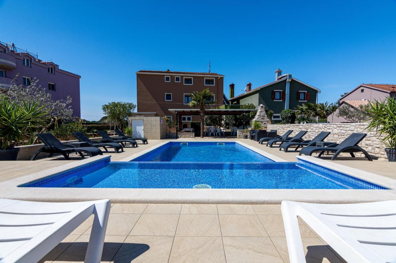 Family Friendly Apartments With A Swimming Pool Valbandon, Fazana - 2201 Štinjan Εξωτερικό φωτογραφία