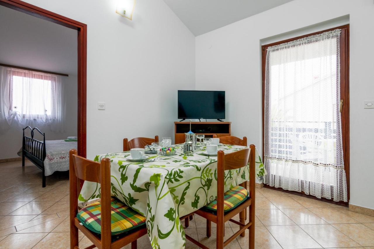 Family Friendly Apartments With A Swimming Pool Valbandon, Fazana - 2201 Štinjan Εξωτερικό φωτογραφία