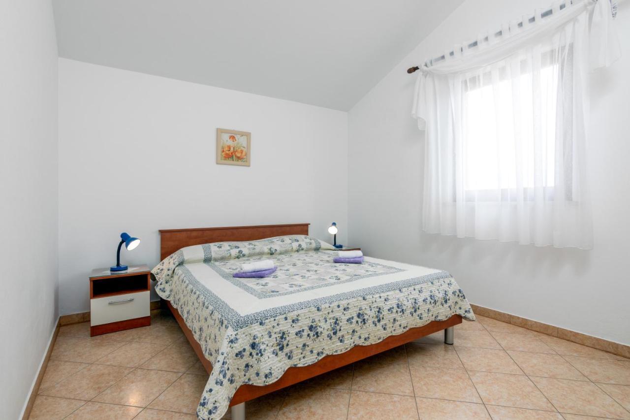 Family Friendly Apartments With A Swimming Pool Valbandon, Fazana - 2201 Štinjan Εξωτερικό φωτογραφία